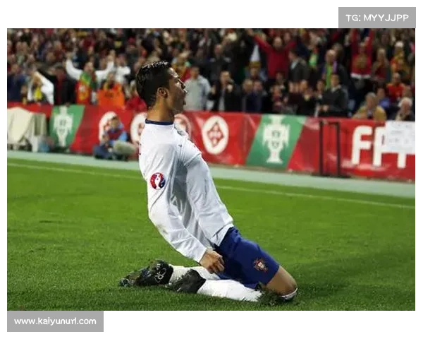 亚美尼亚小球迷举牌示爱C罗赛后收获亲笔签名感动全场